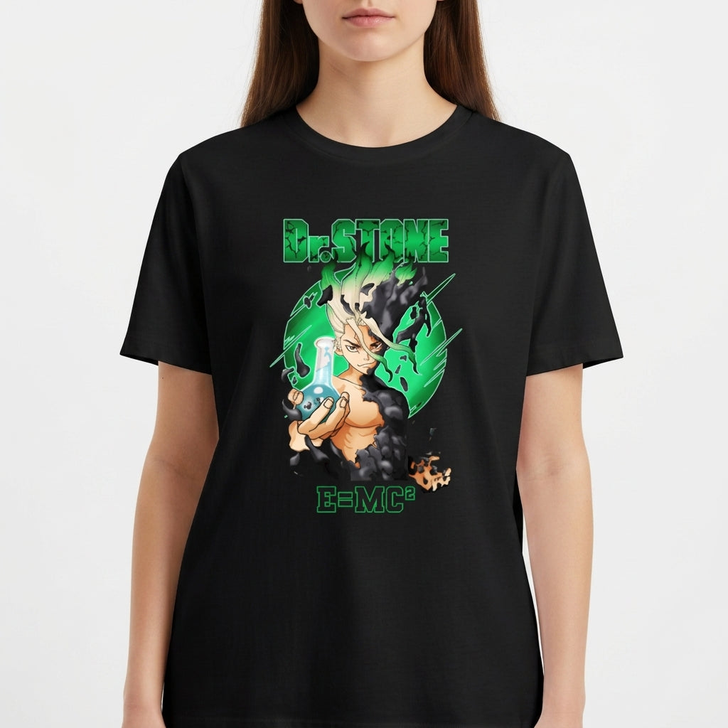 Camiseta com estampa frontal de personagem anime segurando um frasco, envolto em elementos científicos e letras "Dr. Stone" acima e "E=MC²" abaixo.