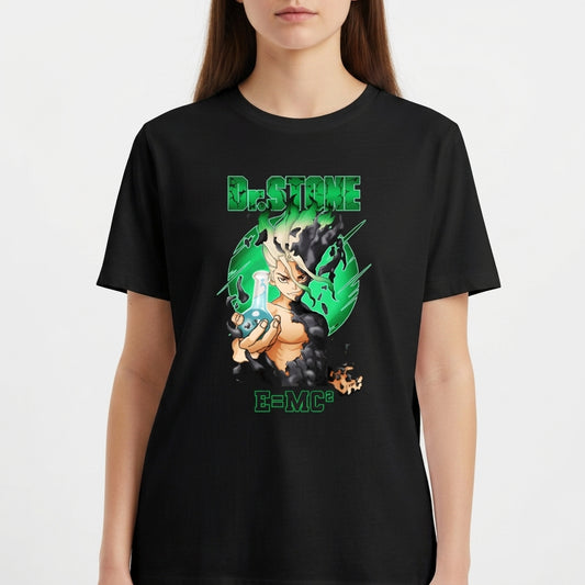 Camiseta com estampa frontal de personagem anime segurando um frasco, envolto em elementos científicos e letras "Dr. Stone" acima e "E=MC²" abaixo.