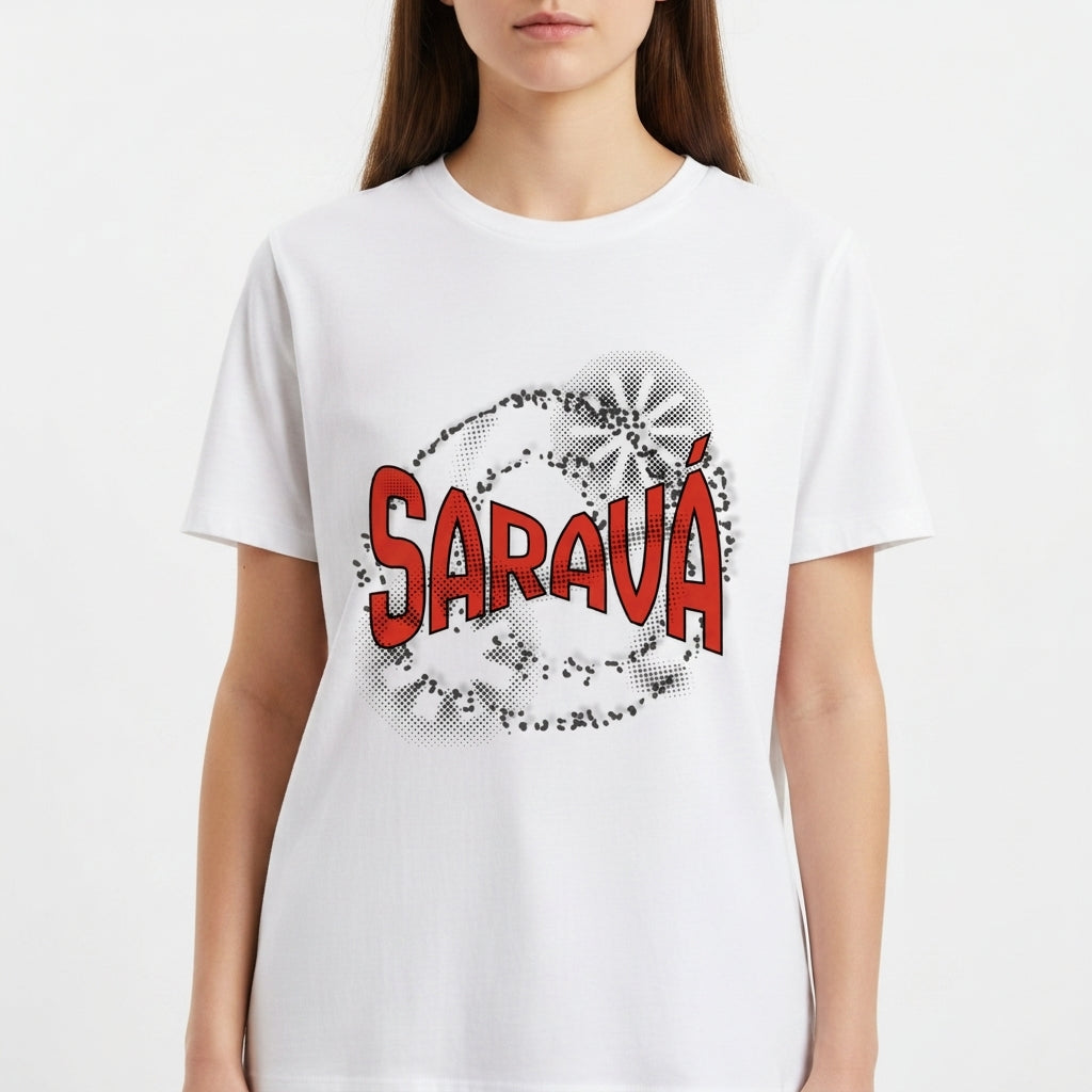 Camiseta com estampa frontal de texto em estilo pop art, com a palavra "Saravá" em destaque, rodeada por padrões circulares e efeitos pontilhados.