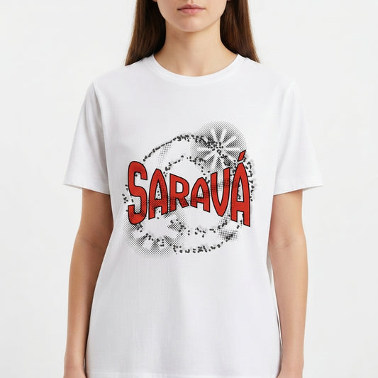 Camiseta com estampa frontal de texto em estilo pop art, com a palavra "Saravá" em destaque, rodeada por padrões circulares e efeitos pontilhados.