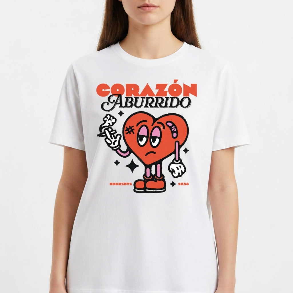 Camiseta com estampa frontal de coração animado segurando uma flor murcha, com adesivo e olhar entediado, rodeado por estrelas e texto "Corazón Aburrido".