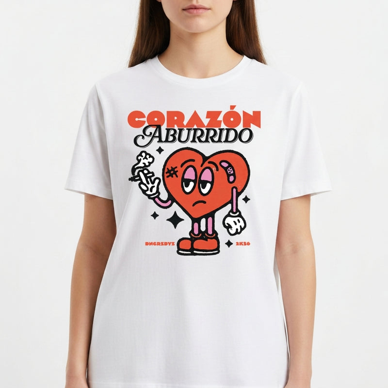 Camiseta com estampa frontal de coração animado segurando uma flor murcha, com adesivo e olhar entediado, rodeado por estrelas e texto "Corazón Aburrido".