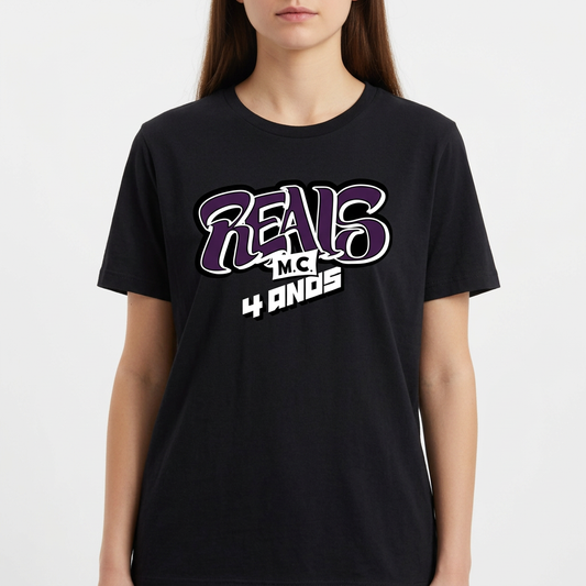 Camiseta com estampa frontal de letras estilizadas "Reals M.C. 4 Anos" em grafite e estampa traseira de um crânio segurando um cartão com símbolo.