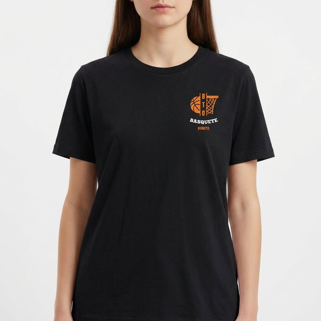 Camiseta com estampa frontal de símbolo de basquete com palavras associadas e estampa traseira de texto com destaque para "Liso & Enterra Fácil".