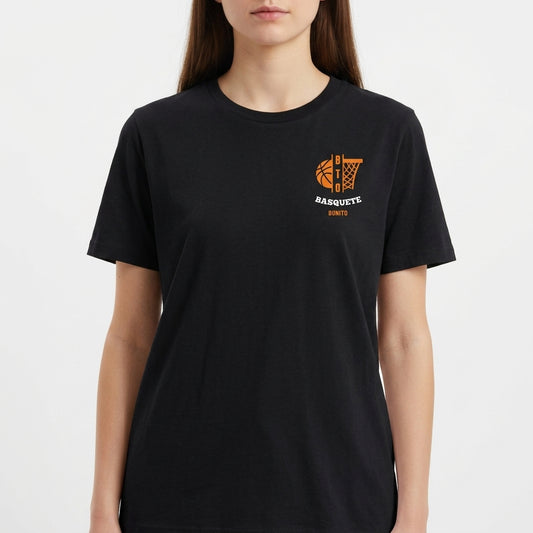 Camiseta com estampa frontal de símbolo de basquete com palavras associadas e estampa traseira de texto com destaque para "Liso & Enterra Fácil".