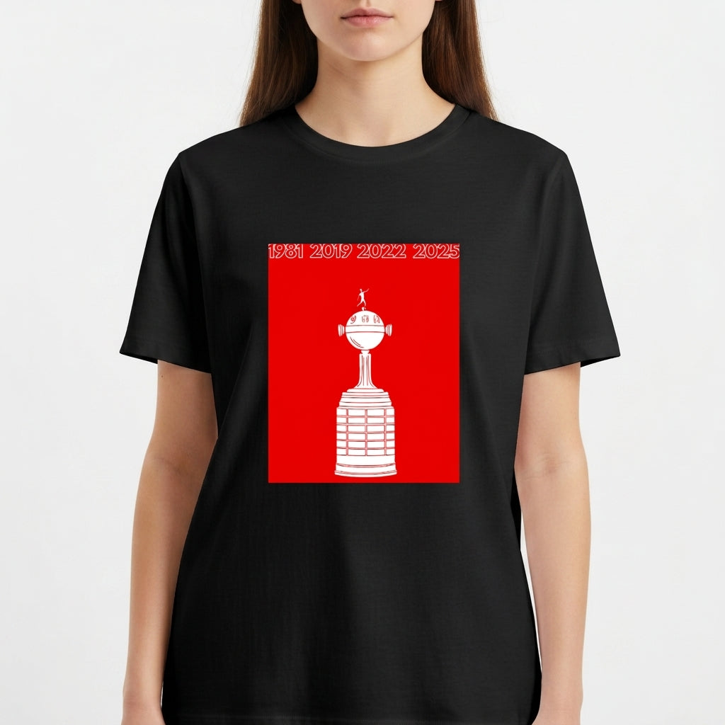 Camiseta com estampa frontal de um troféu estilizado em destaque, acompanhado dos anos 1981, 2019, 2022, 2025 no topo em fonte nítida.