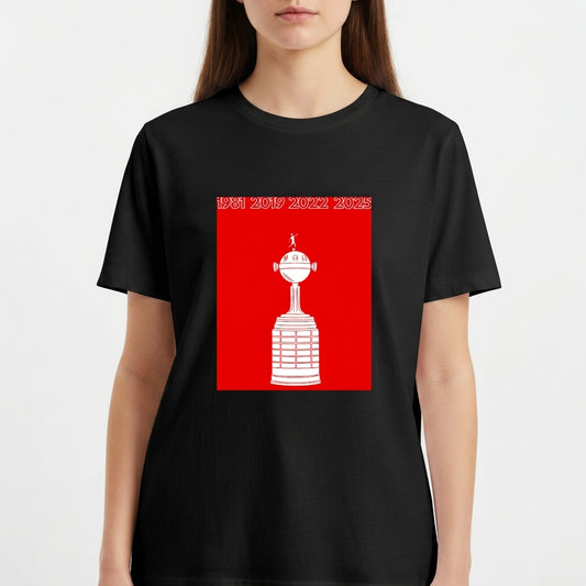 Camiseta com estampa frontal de um troféu estilizado em destaque, acompanhado dos anos 1981, 2019, 2022, 2025 no topo em fonte nítida.