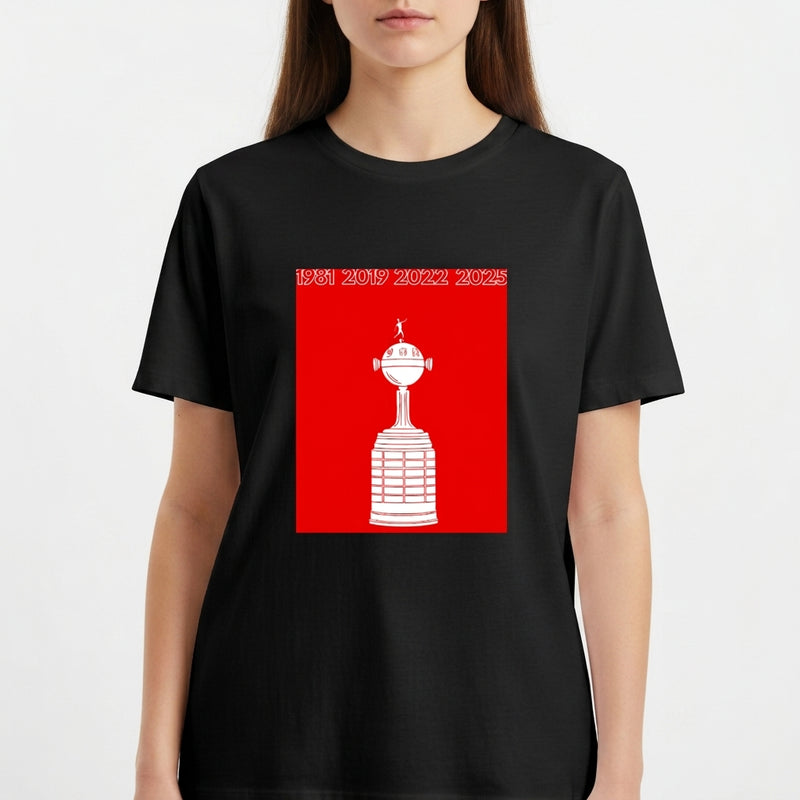 Camiseta com estampa frontal de um troféu estilizado em destaque, acompanhado dos anos 1981, 2019, 2022, 2025 no topo em fonte nítida.