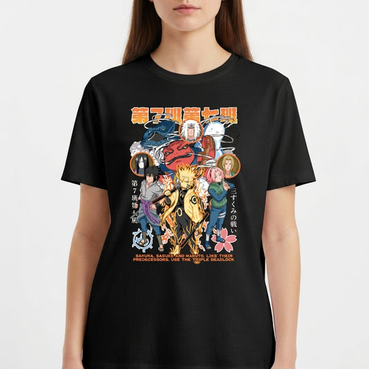 Camiseta com estampa frontal de personagens de anime em poses dinâmicas, rodeados por símbolos japoneses e detalhes florais, com texto em destaque.