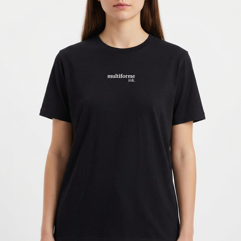 Camiseta com estampa frontal de texto "multiforme ink." discreto e estampa traseira com "Josué 1:9" em destaque e citação detalhada abaixo.