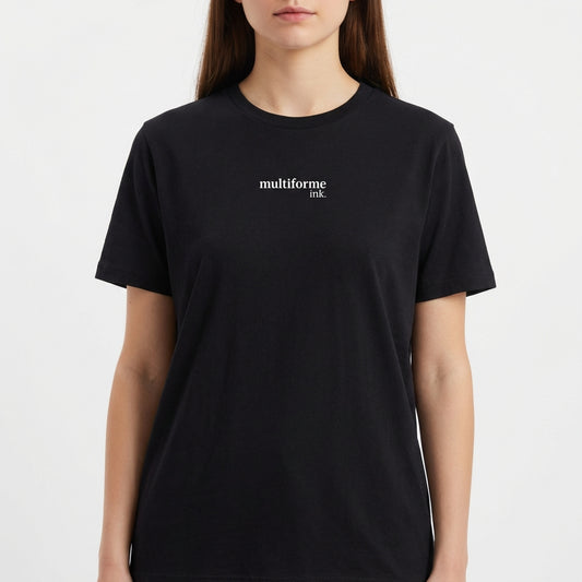 Camiseta com estampa frontal de texto "multiforme ink." discreto e estampa traseira com "Josué 1:9" em destaque e citação detalhada abaixo.