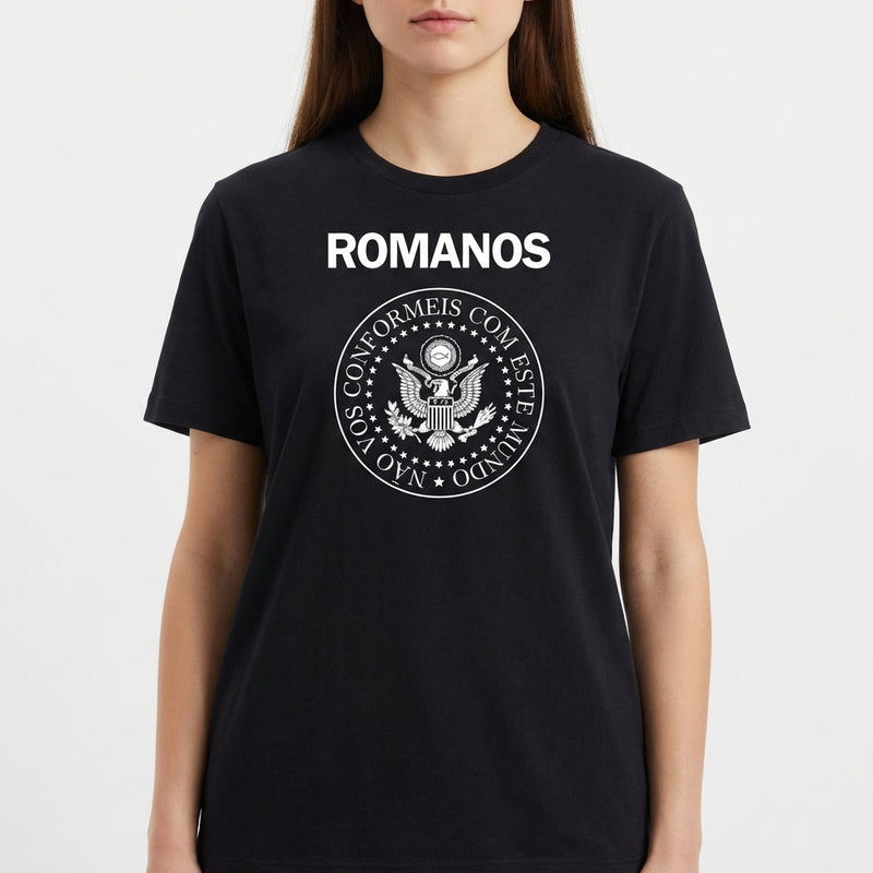 Camiseta com estampa frontal de inscrição "ROMANOS" acima de um selo circular com uma águia centralizada e frase em torno do círculo.