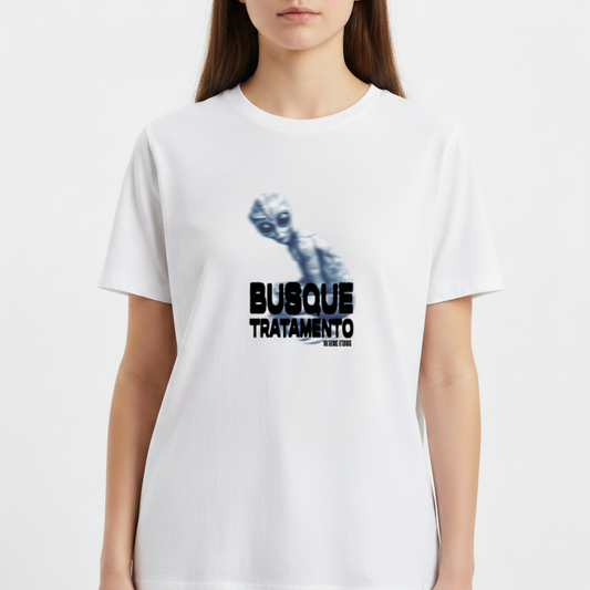 Camiseta com estampa frontal de um alienígena estilizado ao lado da frase "BUSQUE TRATAMENTO MEU AMIGO" em letras maiúsculas e negrito.