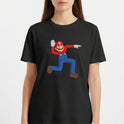 Camiseta com estampa frontal de um personagem icônico de macacão levantando uma mão aberta e apontando na outra direção, em posição alegre e animada.