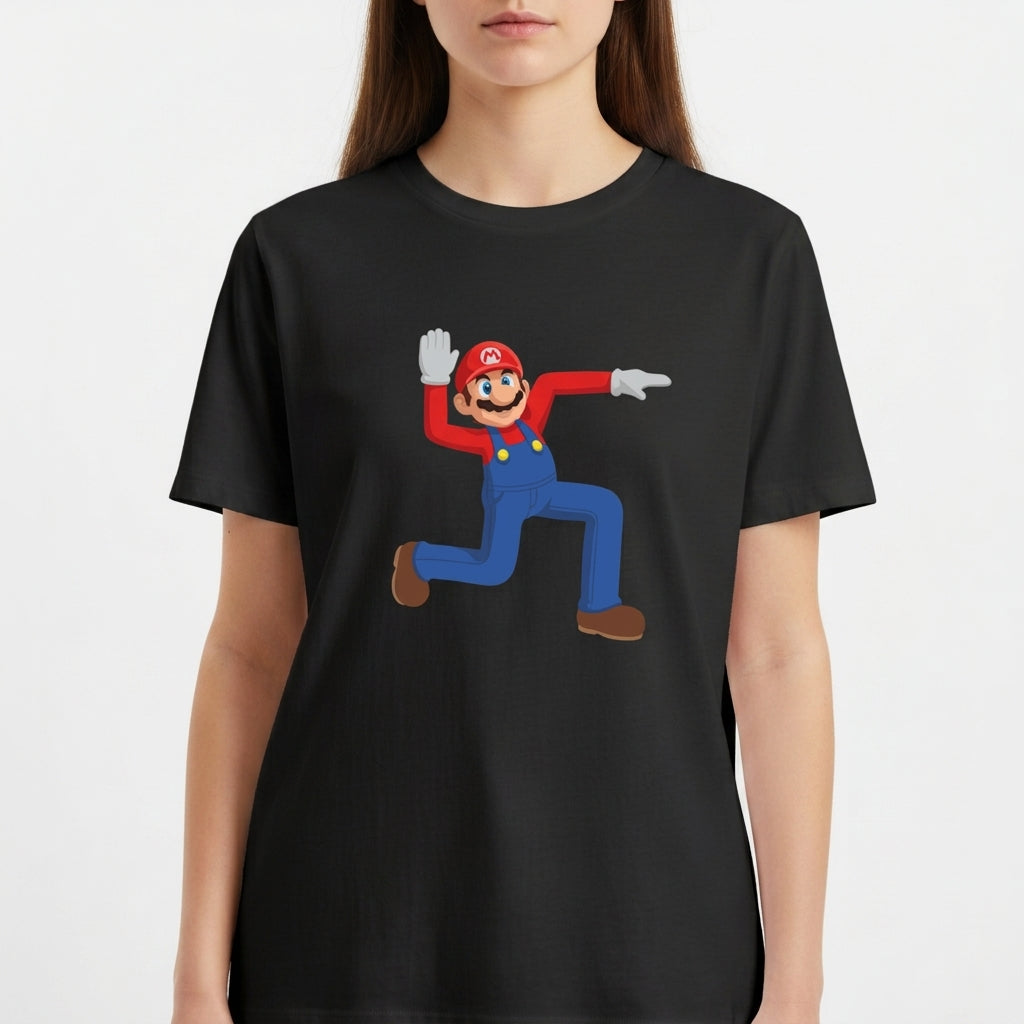 Camiseta com estampa frontal de um personagem icônico de macacão levantando uma mão aberta e apontando na outra direção, em posição alegre e animada.