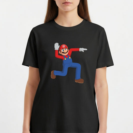Camiseta com estampa frontal de um personagem icônico de macacão levantando uma mão aberta e apontando na outra direção, em posição alegre e animada.