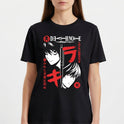 Camiseta com estampa frontal de duas figuras em estilo mangá, escrita estilizada e elementos gráficos japoneses, incluindo uma caneta vertical.