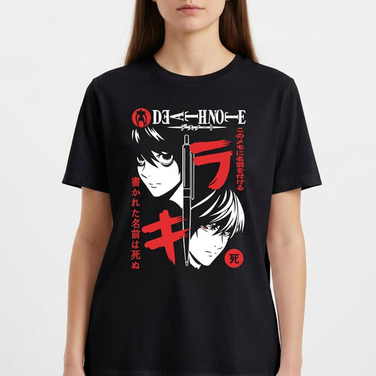 Camiseta com estampa frontal de duas figuras em estilo mangá, escrita estilizada e elementos gráficos japoneses, incluindo uma caneta vertical.