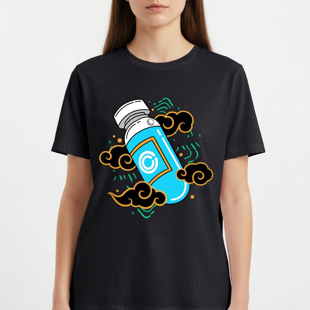 Camiseta com estampa frontal de frasco estilizado com logotipo centralizado, envolto por padrões de nuvens arrojadas e elementos geométricos vibrantes.