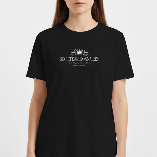 Camiseta com estampa frontal de logotipo elegante "Société Visionnaires", coroa centralizada acima e textos adicionais detalhados abaixo.