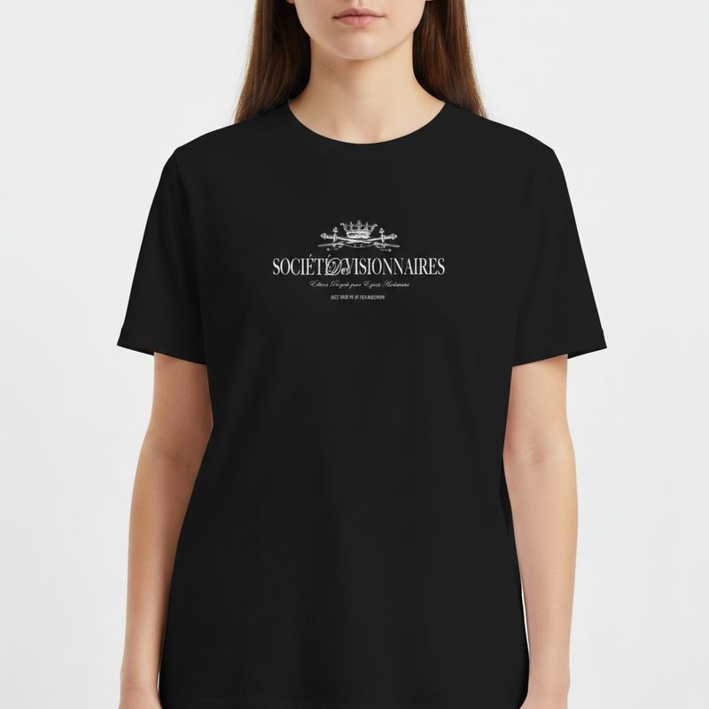 Camiseta com estampa frontal de logotipo elegante "Société Visionnaires", coroa centralizada acima e textos adicionais detalhados abaixo.
