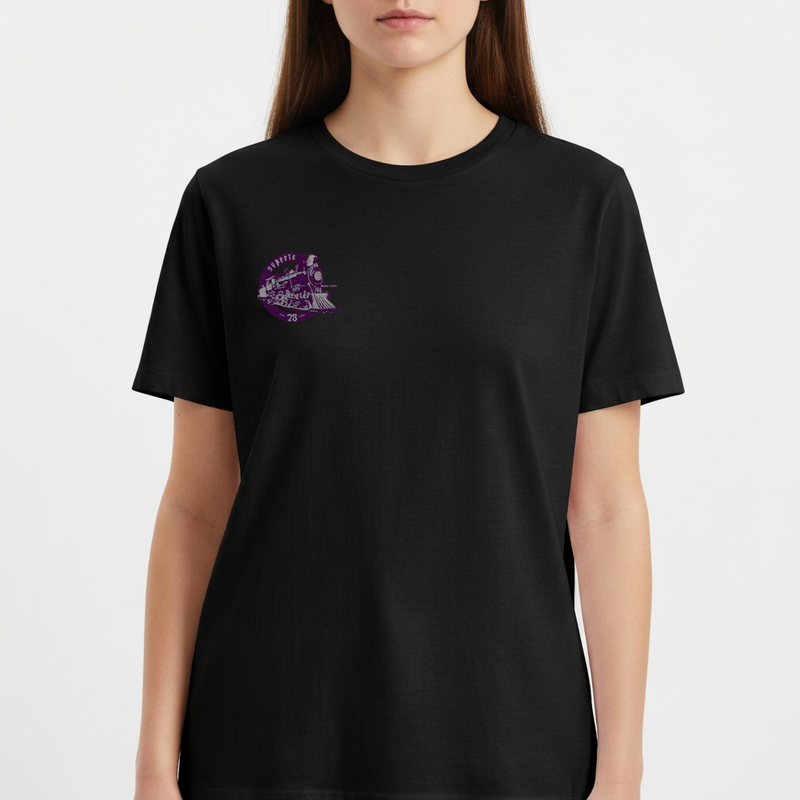 Camiseta com estampa frontal de locomotiva circular e texto "suporte 73", e estampa traseira maior similar, destacando detalhes vintage da locomotiva.