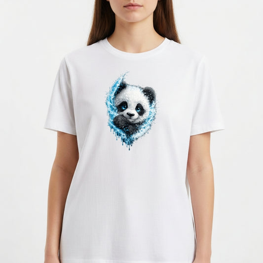 Camiseta com estampa frontal de rosto de panda em estilo aquarela, com detalhes gotejantes e contornos suaves, criando um efeito artístico único.