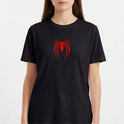 Camiseta com estampa frontal de aranha estilizada de linhas finas e estampa traseira de rosto delineado com texto e referências icônicas.