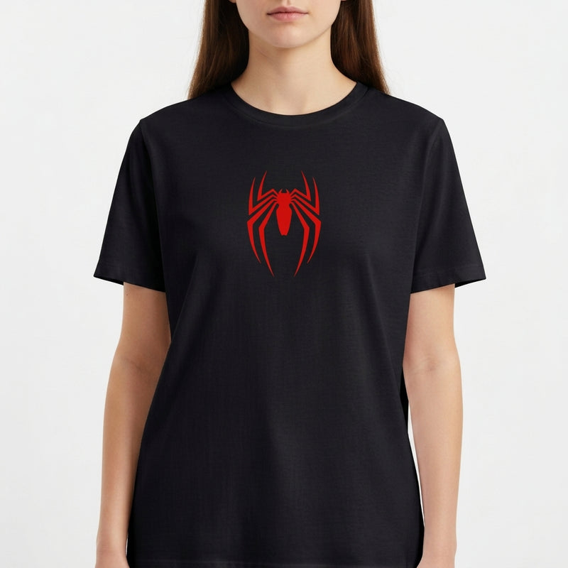 Camiseta com estampa frontal de aranha estilizada de linhas finas e estampa traseira de rosto delineado com texto e referências icônicas.