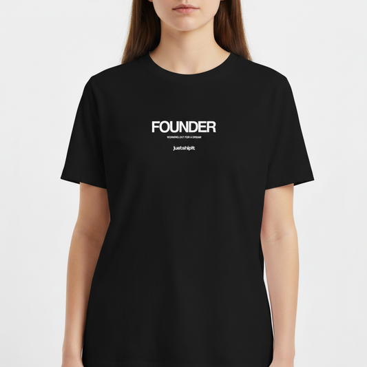 Camiseta com estampa frontal de texto "FOUNDER" em destaque, acompanhada pela frase "WORKING 24/7 FOR A DREAM" e logotipo "justshipit" abaixo.