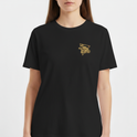 Camiseta com estampa frontal de caveira com óculos táticos dentro de triângulo e estampa traseira de caveira com mesma temática, escrita "Ghost Lens Tactical".
