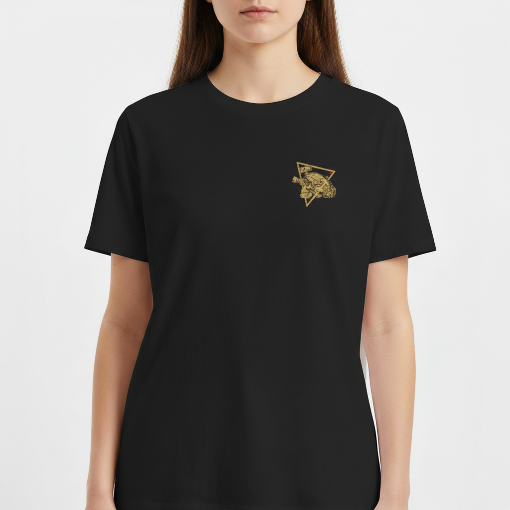 Camiseta com estampa frontal de caveira com óculos táticos dentro de triângulo e estampa traseira de caveira com mesma temática, escrita "Ghost Lens Tactical".