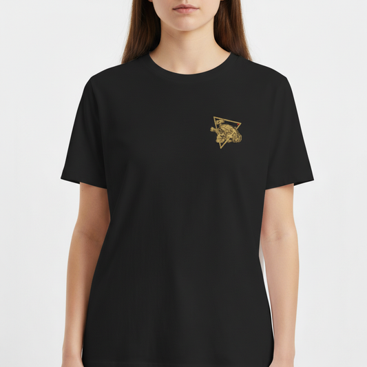 Camiseta com estampa frontal de caveira com óculos táticos dentro de triângulo e estampa traseira de caveira com mesma temática, escrita "Ghost Lens Tactical".