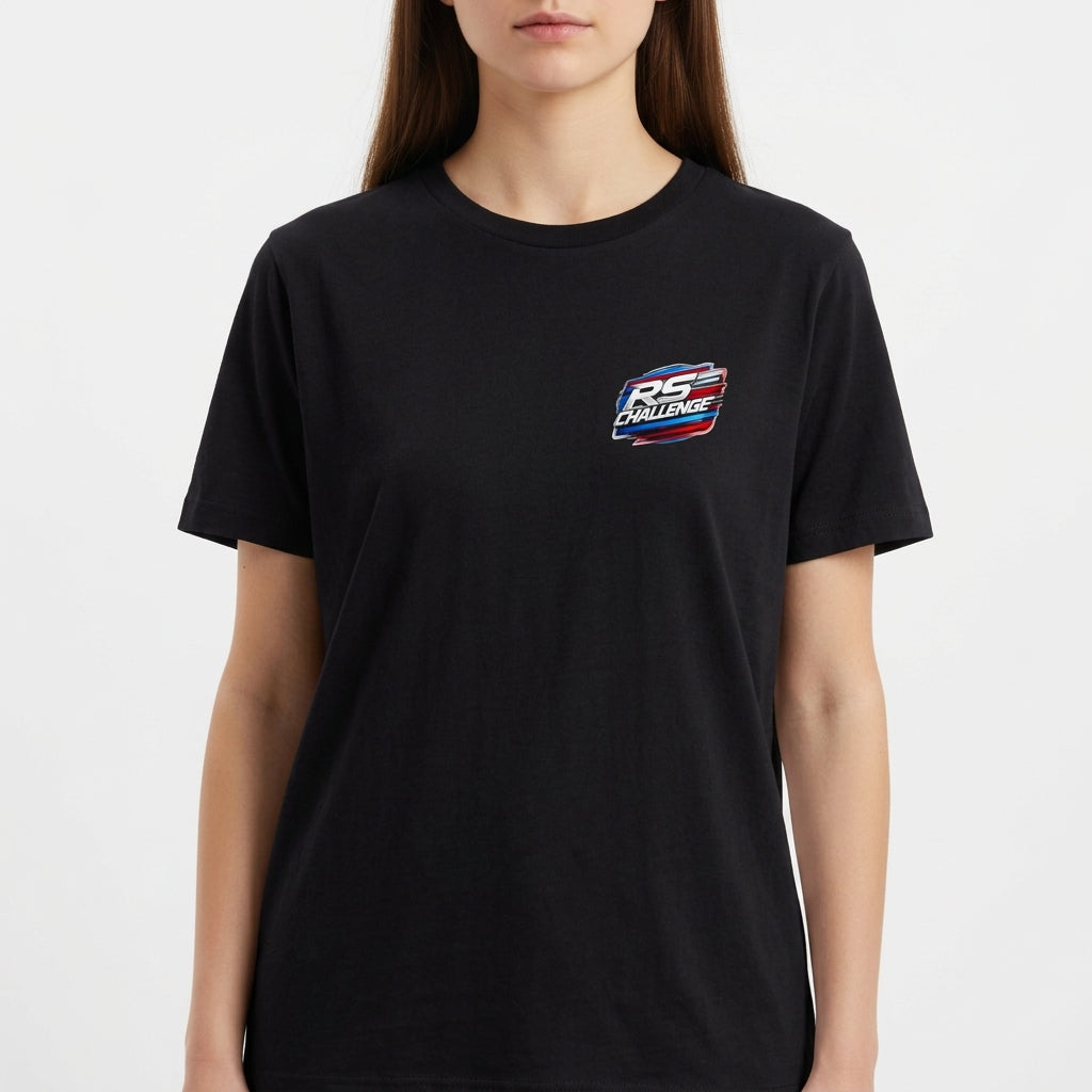 Camiseta com estampa frontal de "RS Challenge" estilizado e estampa traseira de "RS Challenge" maior com três carros em perspectiva detalhada.
