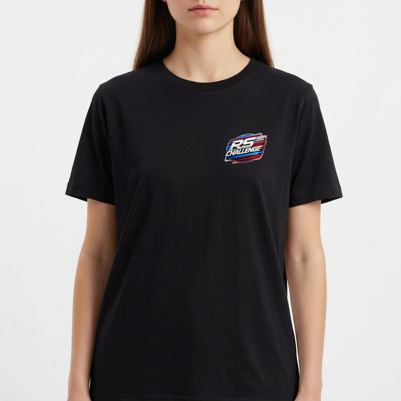 Camiseta com estampa frontal de "RS Challenge" estilizado e estampa traseira de "RS Challenge" maior com três carros em perspectiva detalhada.
