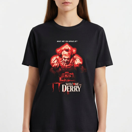 Camiseta com estampa frontal de criatura monstruosa acima de uma casa sombria, com a frase "What are you afraid of?" e "Welcome to Derry" em destaque.