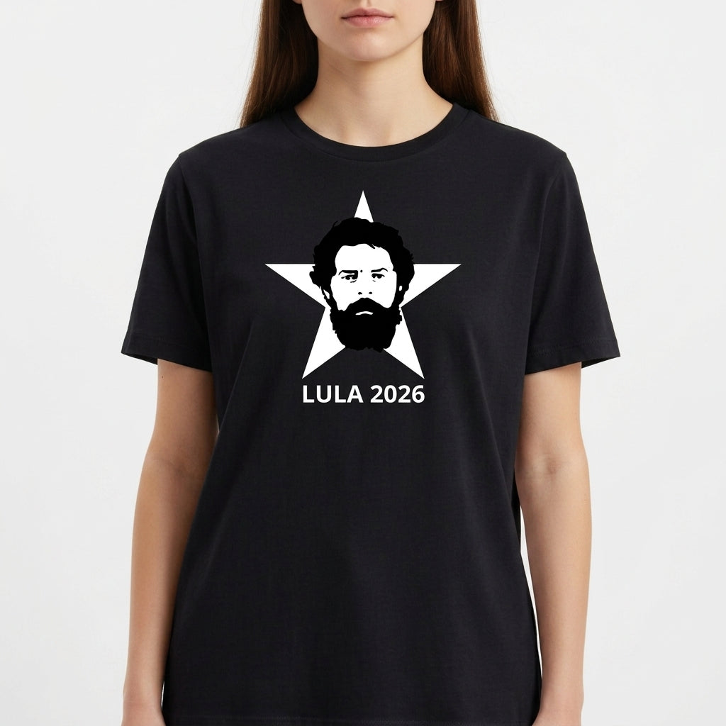 Camiseta com estampa frontal de rosto estilizado sobre uma estrela de cinco pontas, acompanhada pelo texto "LULA 2026" abaixo do retrato.