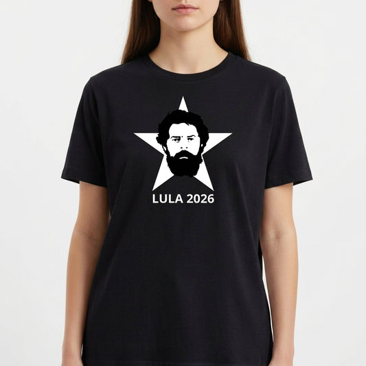 Camiseta com estampa frontal de rosto estilizado sobre uma estrela de cinco pontas, acompanhada pelo texto "LULA 2026" abaixo do retrato.
