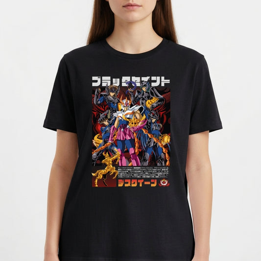 Camiseta com estampa frontal de um grupo de personagens em pose destemida, cercados por figuras sombrias e texto em estilo japonês na parte superior e inferior.