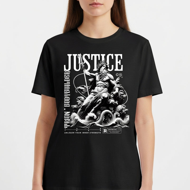 Camiseta com estampa frontal de deidade mitológica segurando um tridente sobre ondas, acompanhada das palavras "Justice", "Train Bodybuilder" e outros textos decorativos.