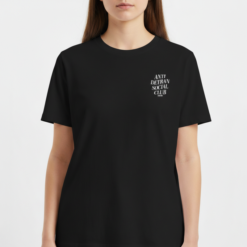 Camiseta com estampa frontal de escrita "ANTI DETRAN SOCIAL CLUB" e estampa traseira maior com a mesma mensagem, acompanhada por "NO BREAK STUDIOS".