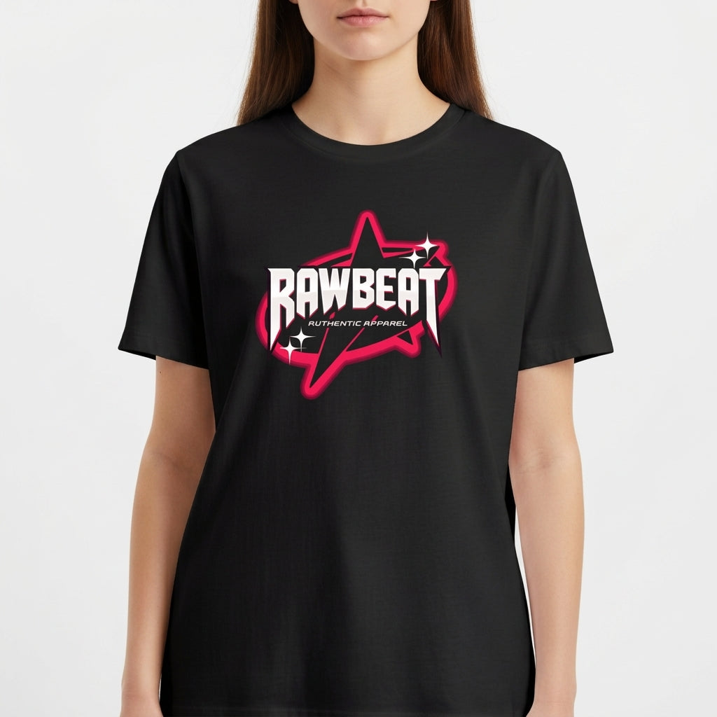 Camiseta com estampa frontal de estrela estilizada com contorno dinâmico, texto central em negrito e pequenos brilhos ao redor, sugerindo movimento.