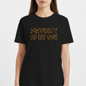 Camiseta com estampa frontal de letras formando as palavras "PROPERTY OF NO ONE" em padrão de camuflagem animal, estilo único e moderno.