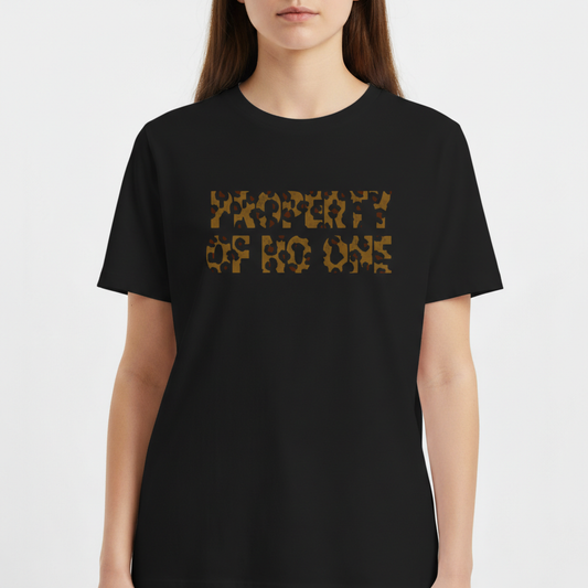 Camiseta com estampa frontal de letras formando as palavras "PROPERTY OF NO ONE" em padrão de camuflagem animal, estilo único e moderno.