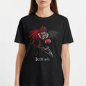 Camiseta com estampa frontal de figura sombria, cabelos espetados estilizados, segurando uma maçã, acompanhada de texto estilizado abaixo.