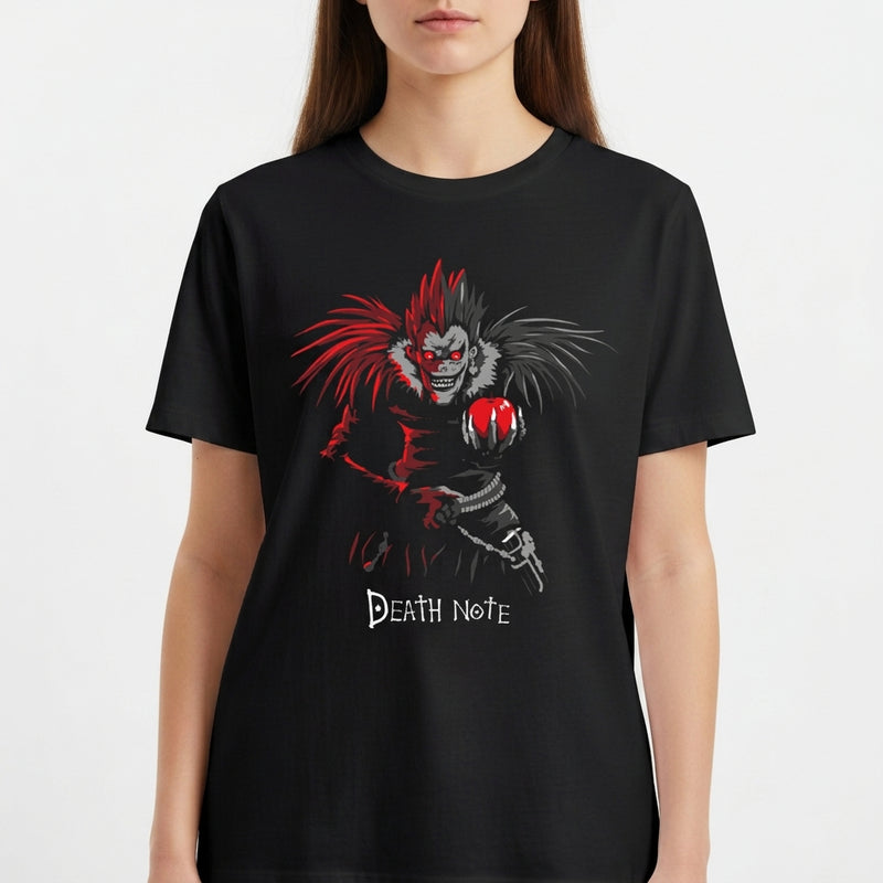 Camiseta com estampa frontal de figura sombria, cabelos espetados estilizados, segurando uma maçã, acompanhada de texto estilizado abaixo.