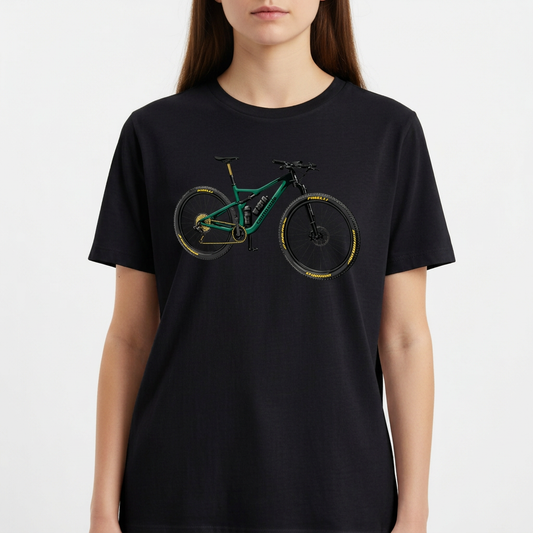 Camiseta com estampa frontal de bicicleta detalhada com componentes realistas, destacando quadro robusto e rodas com inscrições estilizadas nos pneus.