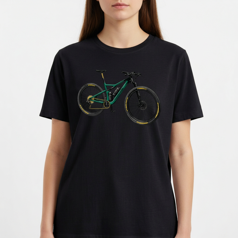 Camiseta com estampa frontal de bicicleta detalhada com componentes realistas, destacando quadro robusto e rodas com inscrições estilizadas nos pneus.