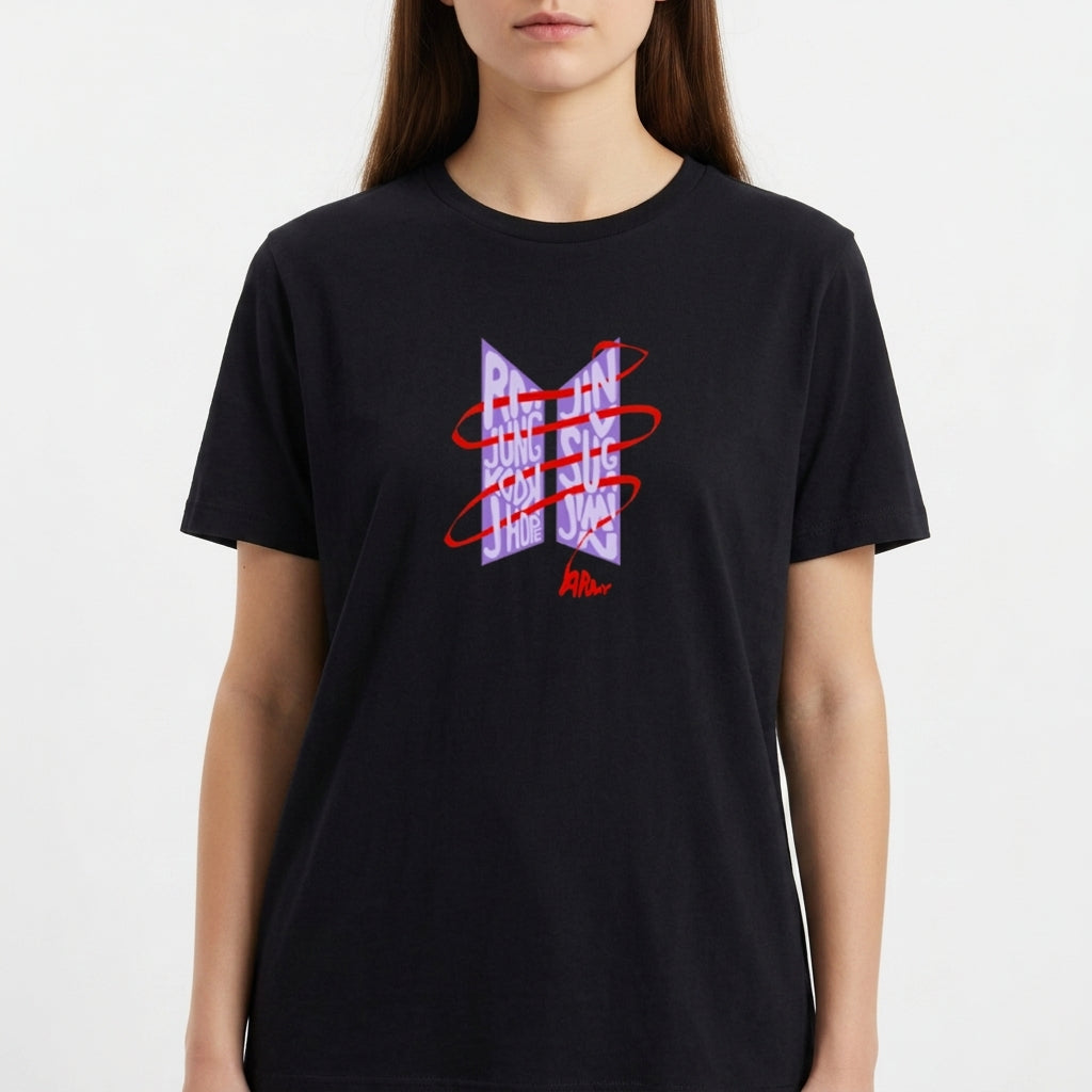 Camiseta com estampa frontal de nomes sobrepostos em negrito, com linhas curvas ao redor e assinatura na base criando um visual dinâmico e moderno.