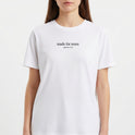 Camiseta com estampa frontal de texto estilizado: "made for more" seguido da referência "ephesians 2.10" logo abaixo, centralizado no peito.